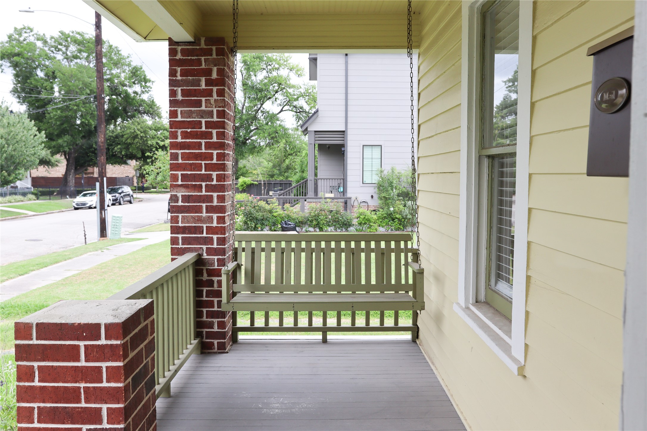 220 West 16th Street Houston, TX 77008 - Photo 2 of 11 Porch Swing