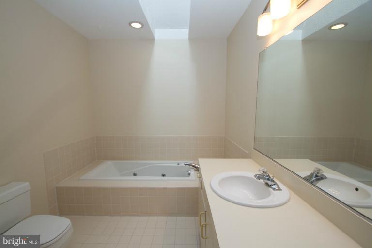 2233 Cedar Cove Court Reston, VA 20191 - Photo 19 of 30 Bath (Master)