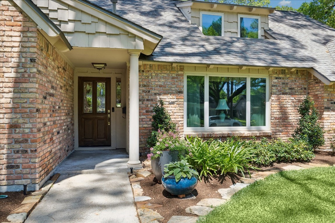 12206 Perthshire Road Houston, TX 77024 - Photo 2 of 30 Inviting entrance to your new home.