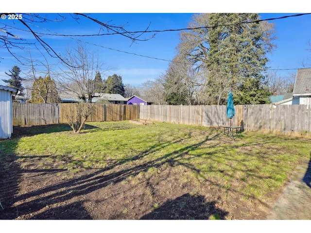 a view of a backyard