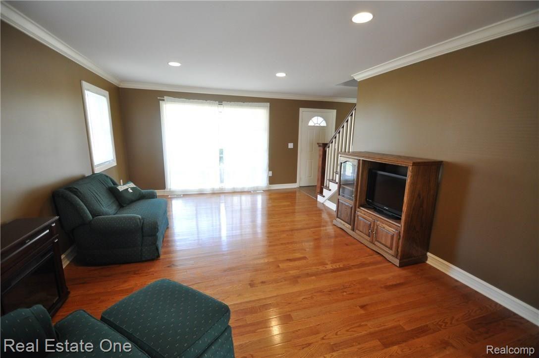 633 Baker Street Rochester, MI 48307 - Photo 5 of 26 5.JPG