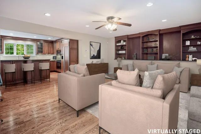 a view of livingroom with furniture