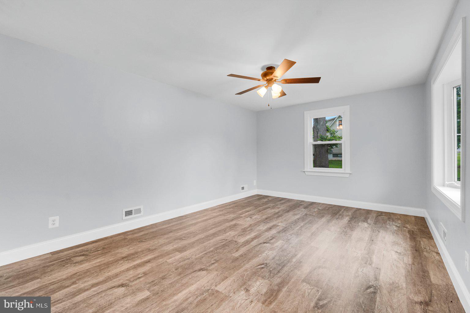 1400 Spring Avenue Rosedale, MD 21237 - Photo 11 of 32 Living Room