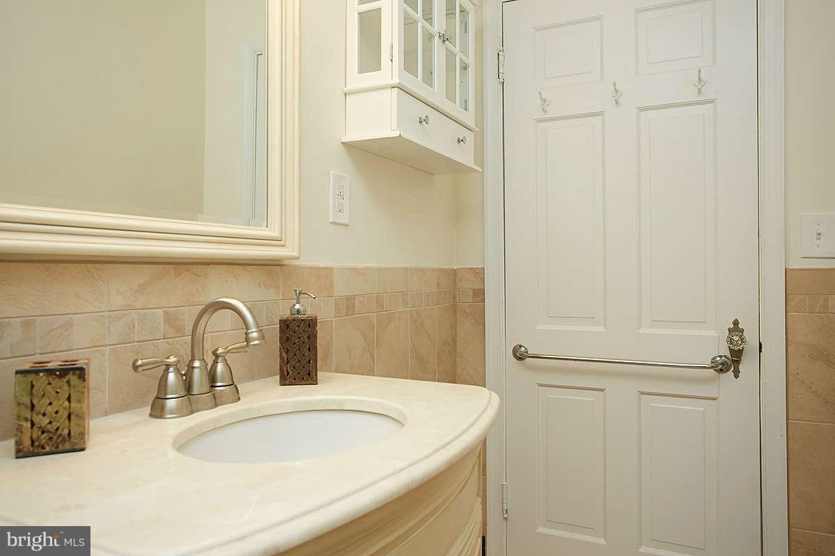 6023 Walhonding Road Bethesda, MD 20816 - Photo 13 of 21 Bath