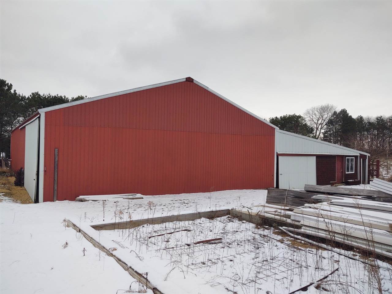 12455 Fish Hatchery Road Pecatonica, IL 61063 - Photo 17 of 32 a backyard of a house