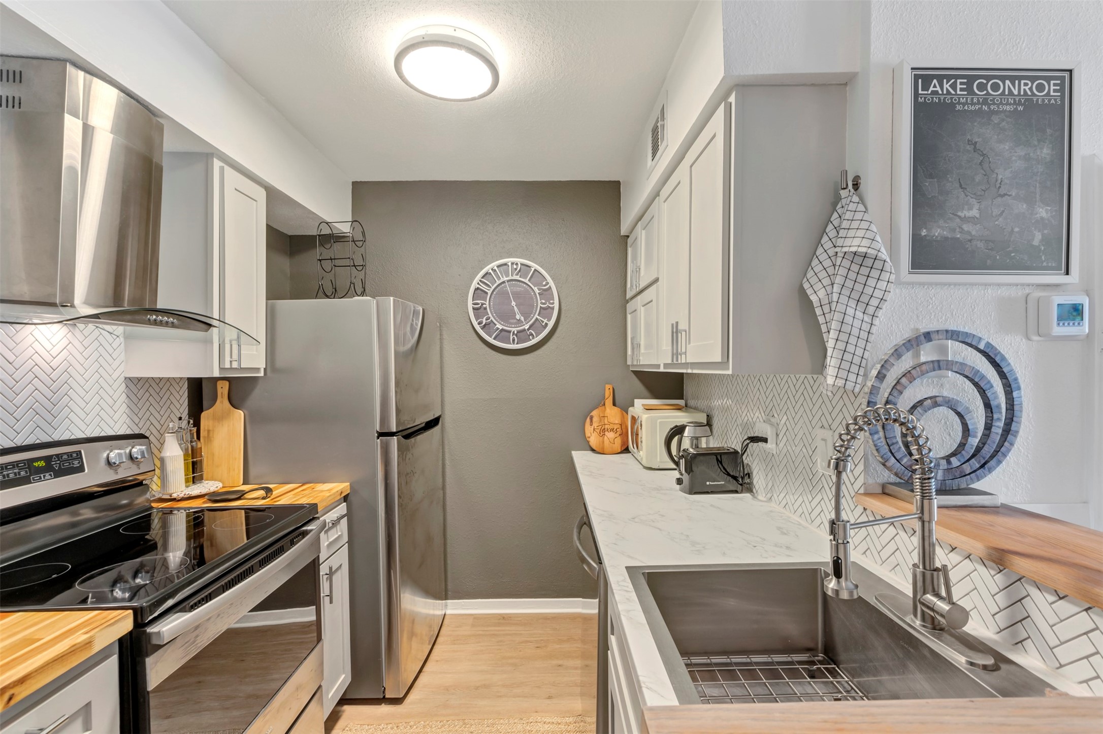 13151 Walden Road, Unit 142 Montgomery, TX 77356 - Photo 6 of 50 a kitchen with a refrigerator and a stove top oven