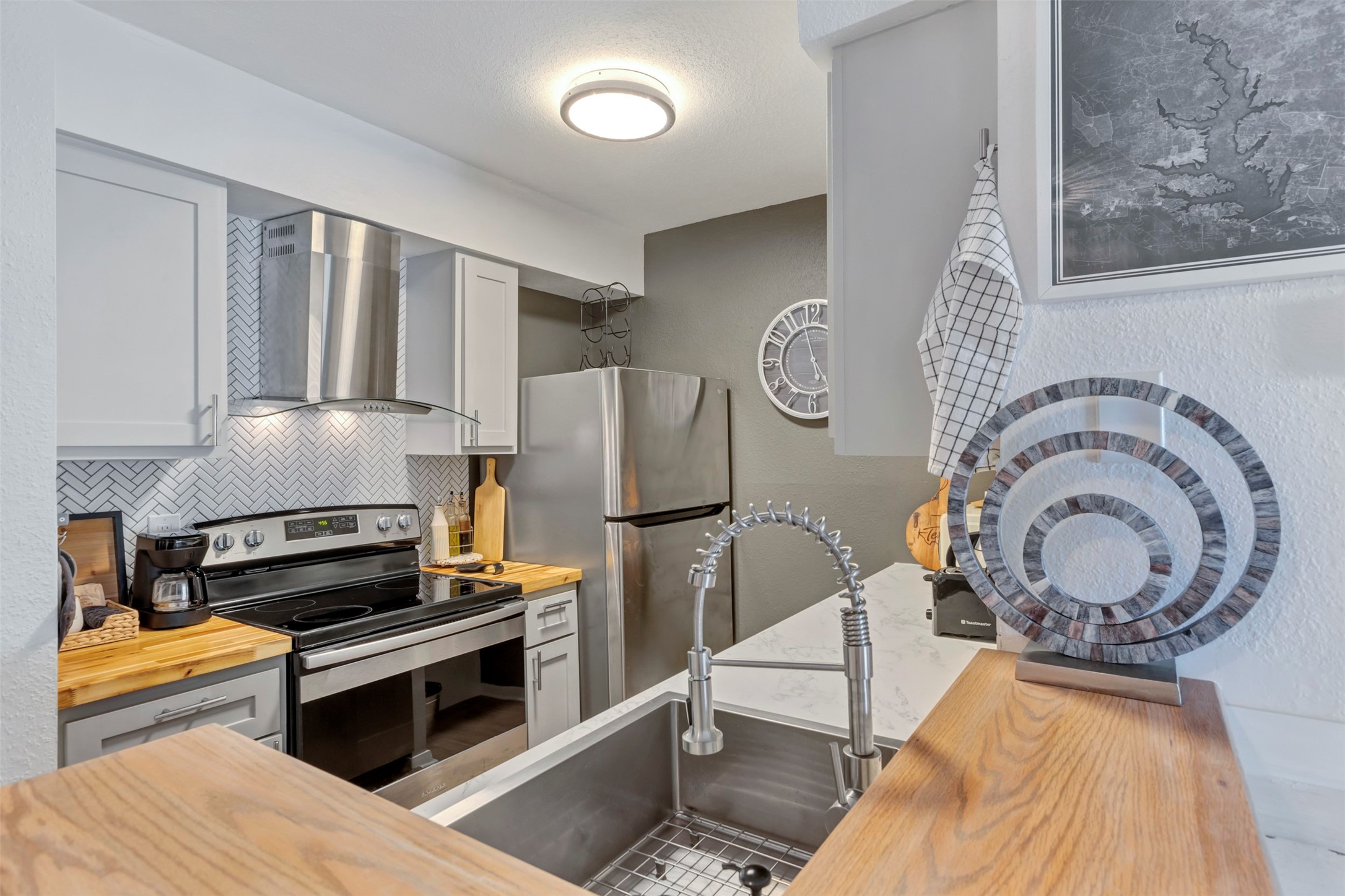13151 Walden Road, Unit 142 Montgomery, TX 77356 - Photo 8 of 50 a kitchen with a refrigerator and a stove top oven