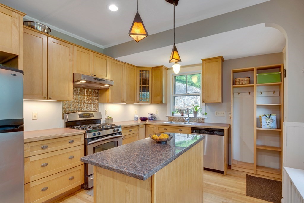9 Longwood Road Reading, MA 01867 - Photo 4 of 33 Gallery Image 4