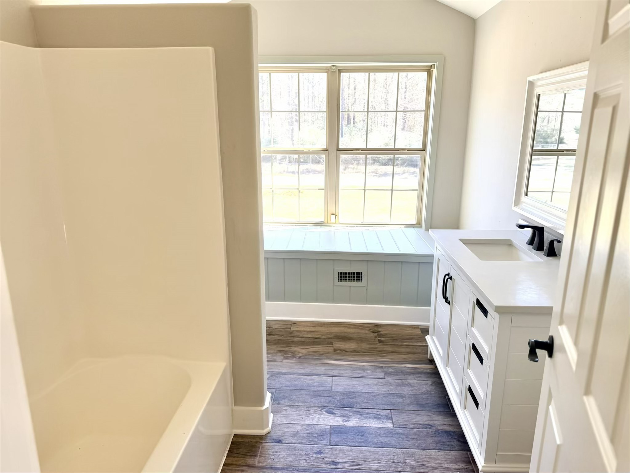 335 Walding Road Livingston, TX 77351 - Photo 17 of 23 a bathroom with a sink a mirror and a bathtub