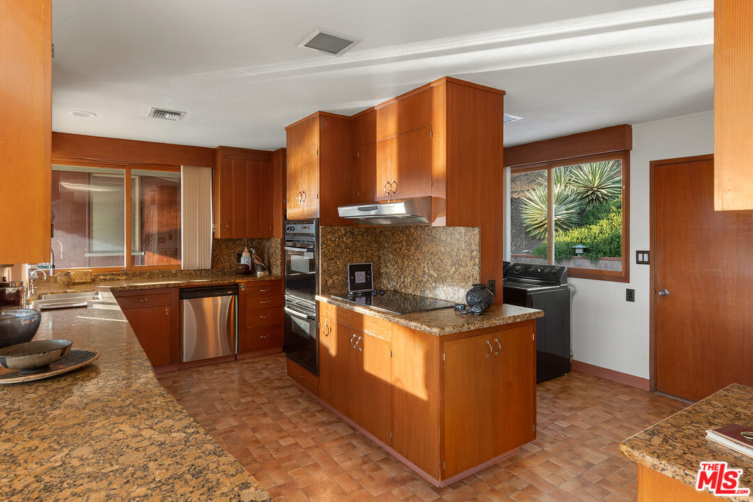 526 Hunter Drive Fillmore, CA 93015 - Photo 12 of 32 a kitchen with a stove a refrigerator a sink dishwasher with a dining table and chair