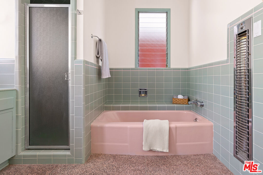 526 Hunter Drive Fillmore, CA 93015 - Photo 17 of 32 a bathroom with a bathtub