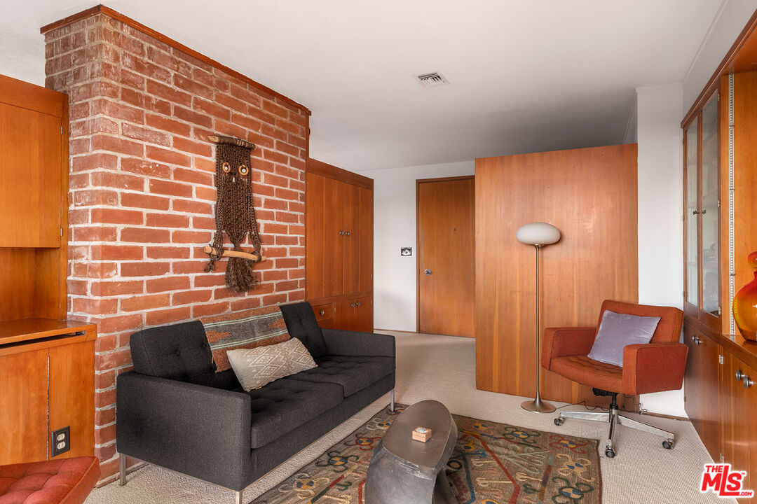 526 Hunter Drive Fillmore, CA 93015 - Photo 18 of 32 a living room with furniture and a window