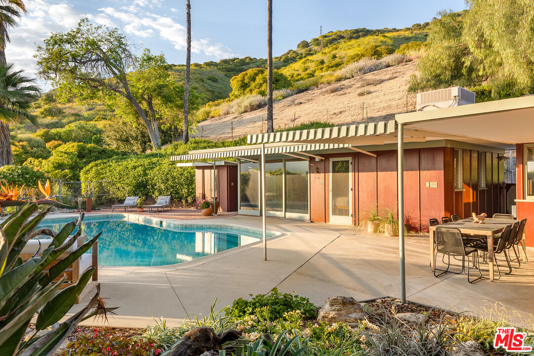 526 Hunter Drive Fillmore, CA 93015 - Photo 2 of 32 a front view of a house with garden