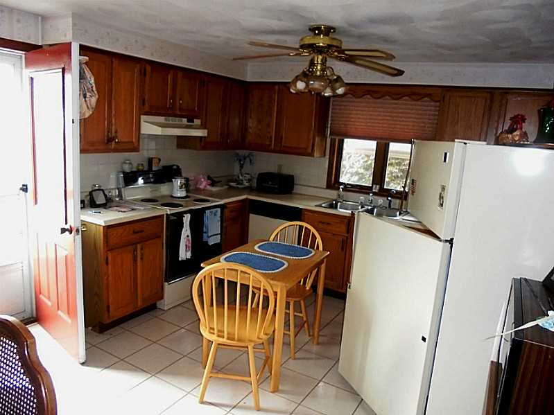 154 Rosemere Road Pawtucket, RI 02861 - Photo 4 of 10 Kitchen.