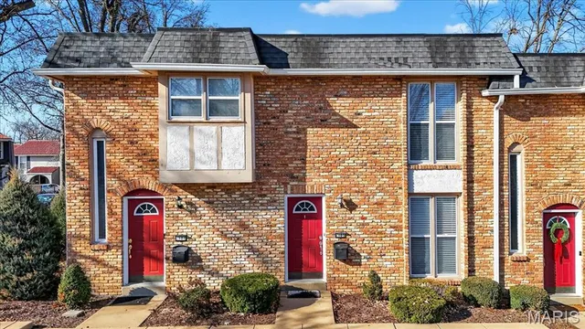 $169,900 | 1105 Rue La Ville Walk, Unit 1105, Creve Coeur, MO 63141