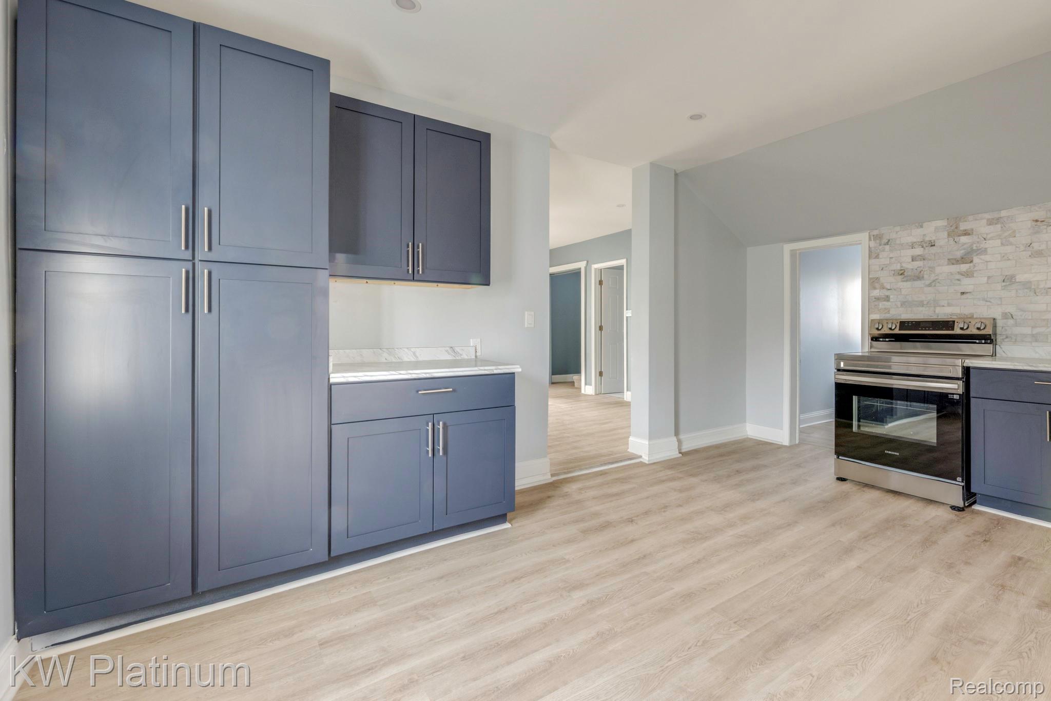 2819 Ravenswood Road Port Huron, MI 48060 - Photo 10 of 32 Kitchen Reverse View