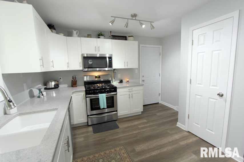5611 West Fairview Road Peoria, IL 61607 - Photo 13 of 35
