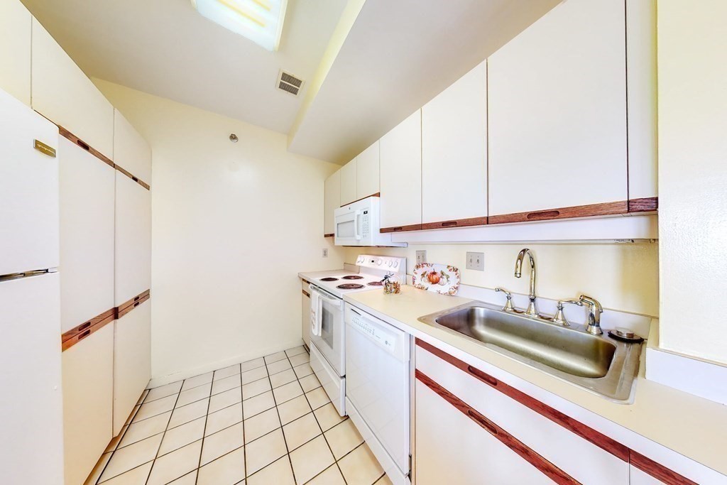 1 Seal Harbor Road, Unit 101 Winthrop, MA 02152 - Photo 5 of 22 Gallery Image 5