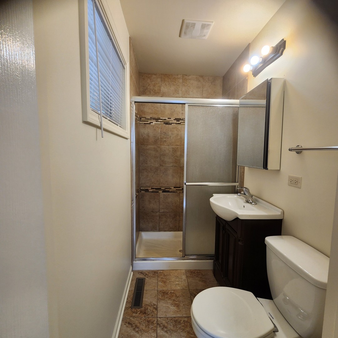 208 Albert Terrace Wheeling, IL 60090 - Photo 9 of 15 a bathroom with a sink toilet and shower