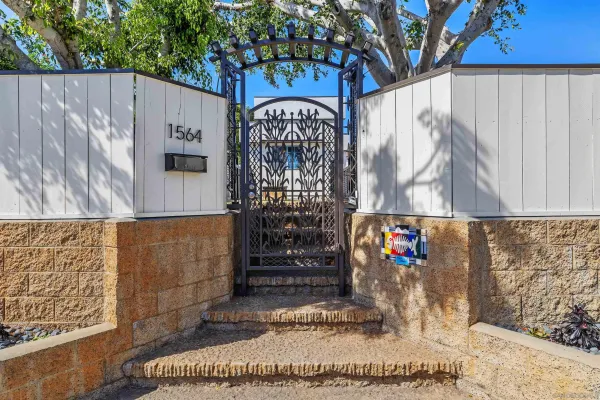 a view of entryway with outdoor area
