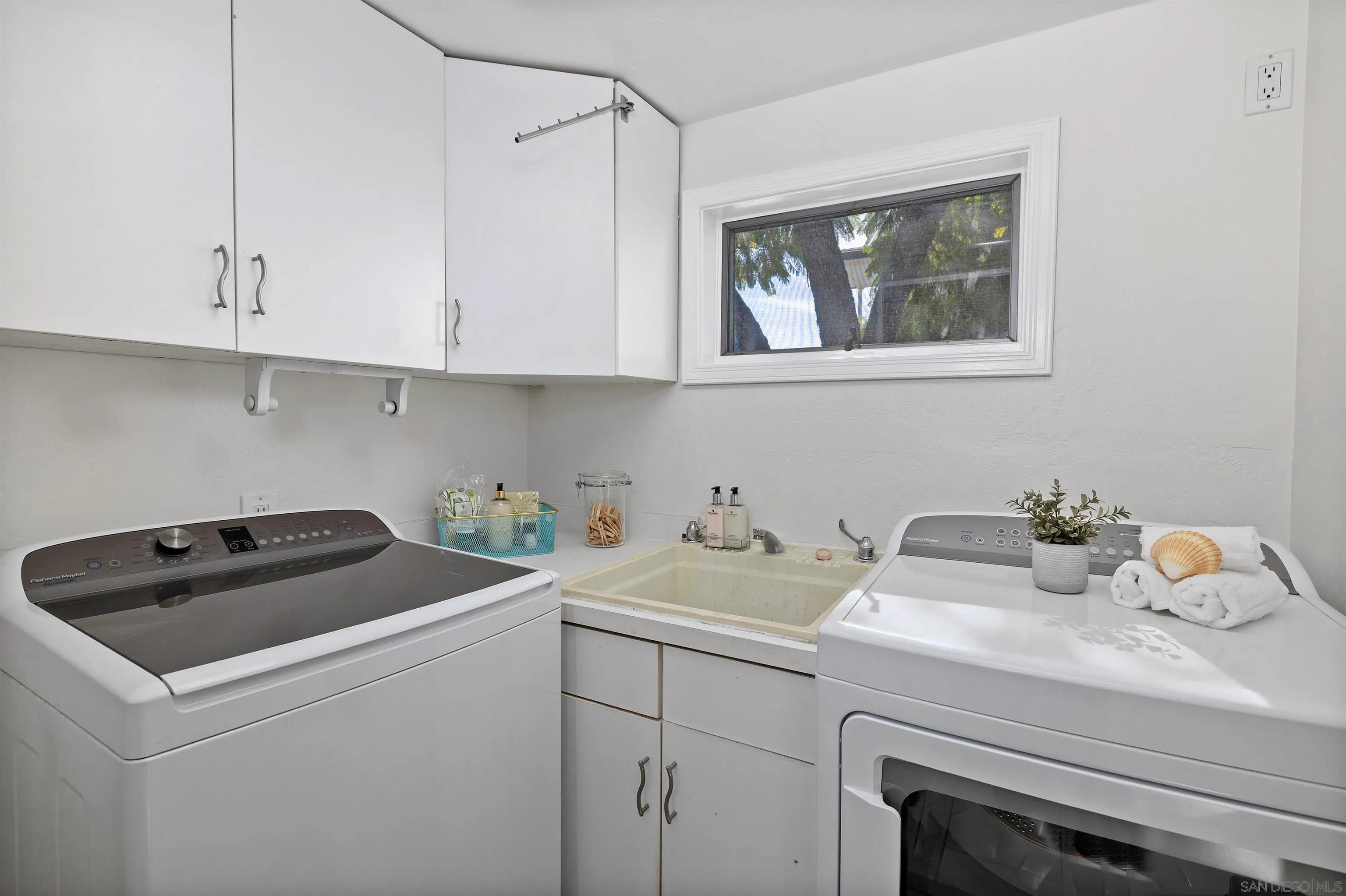 1564 Reed Avenue San Diego, CA 92109 - Photo 18 of 39 Laundry