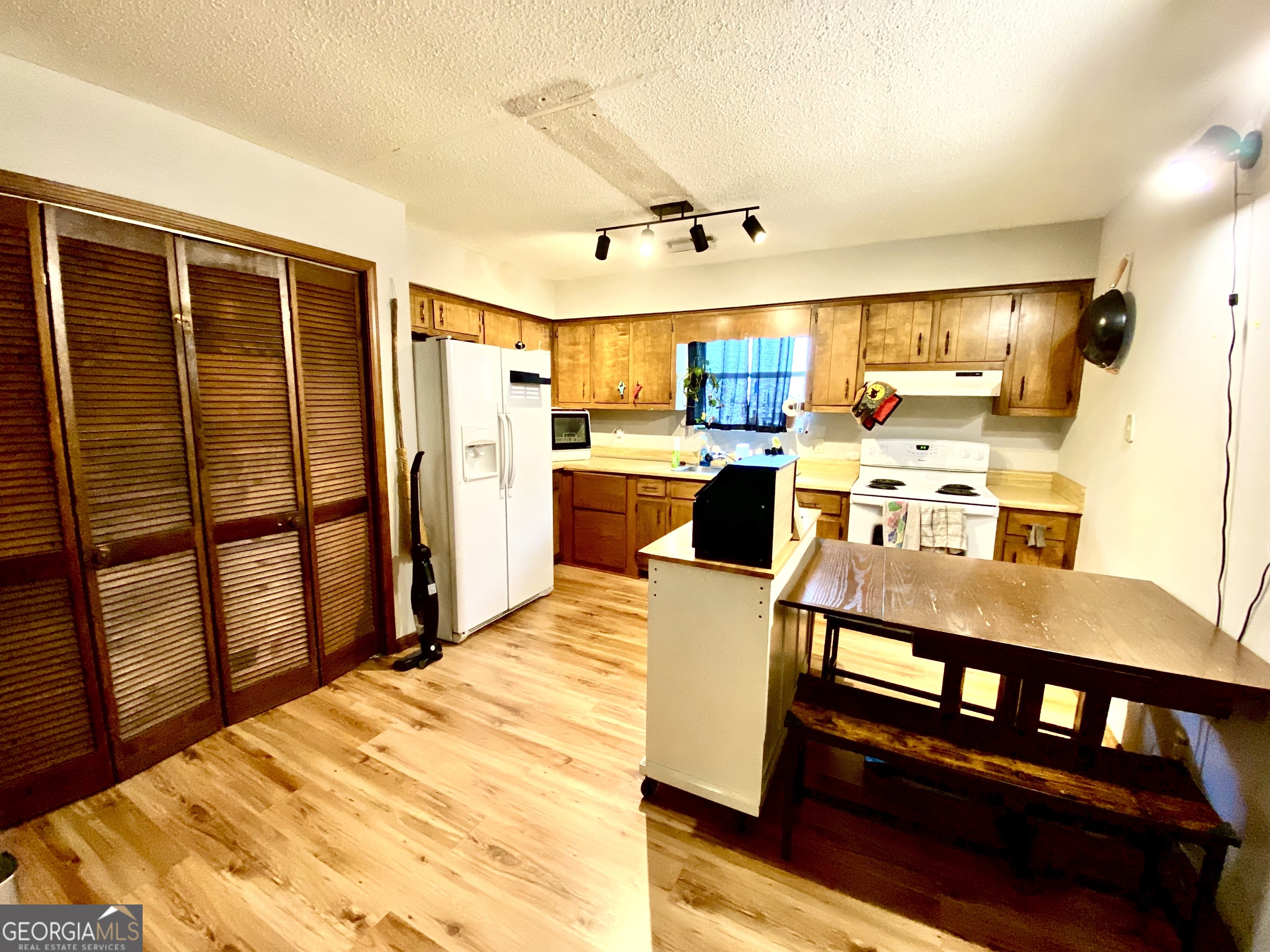 253 Stancil Drive Toccoa, GA 30577 - Photo 13 of 26 a living room with stainless steel appliances kitchen island granite countertop furniture and a kitchen view