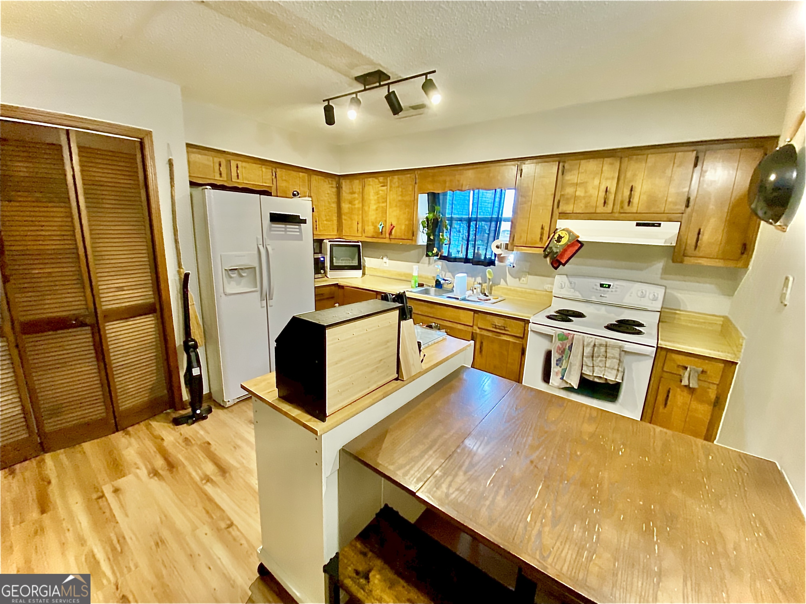 253 Stancil Drive Toccoa, GA 30577 - Photo 14 of 26 a kitchen with stainless steel appliances granite countertop a sink stove and refrigerator