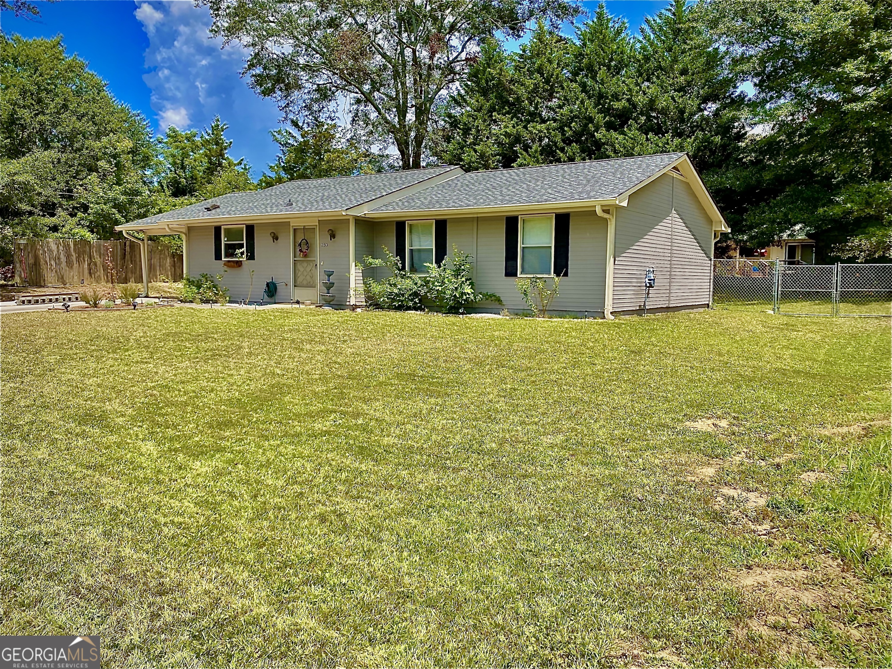 253 Stancil Drive Toccoa, GA 30577 - Photo 4 of 26 a front view of a house with a yard