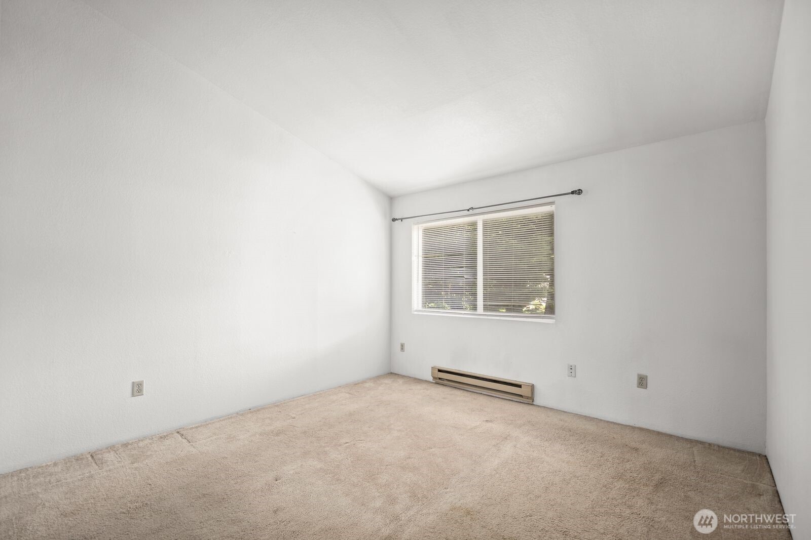 2100 South 336th Street, Unit G3 Federal Way, WA 98003 - Photo 15 of 27 an empty room with a window