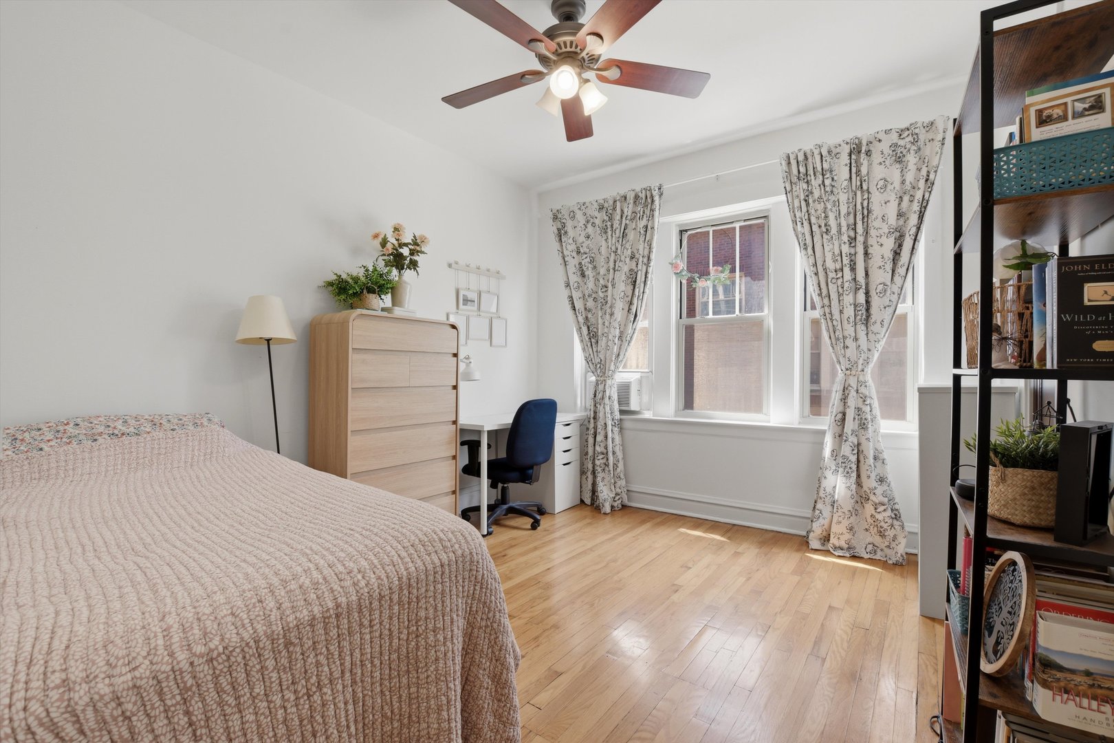 240 South Maple Avenue, Unit 1W Oak Park, IL 60302 - Photo 8 of 11 a bedroom with a bed and a window