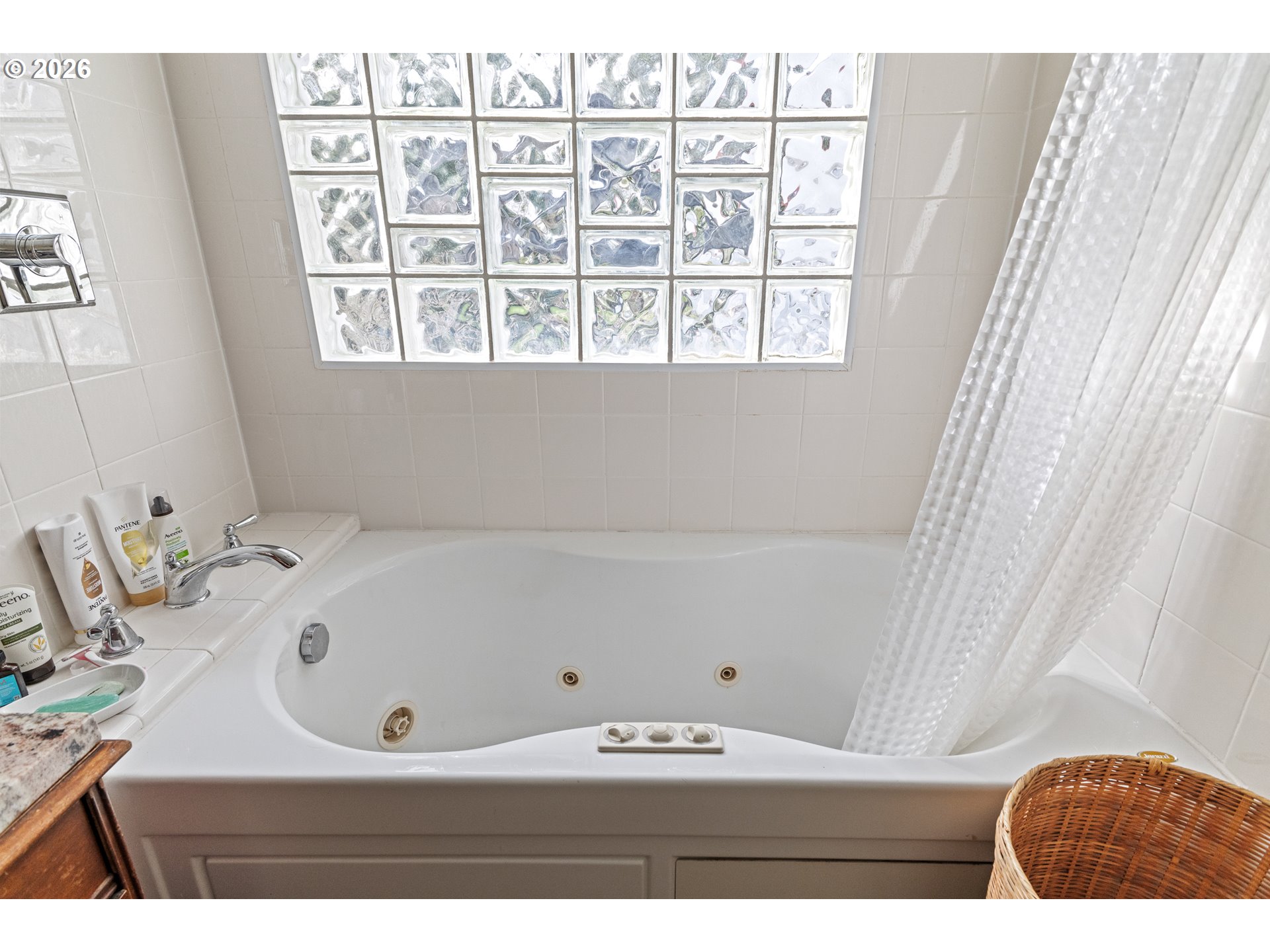 1150 West 8th Street Coquille, OR 97423 - Photo 30 of 42 a bathroom with a bathtub and a window