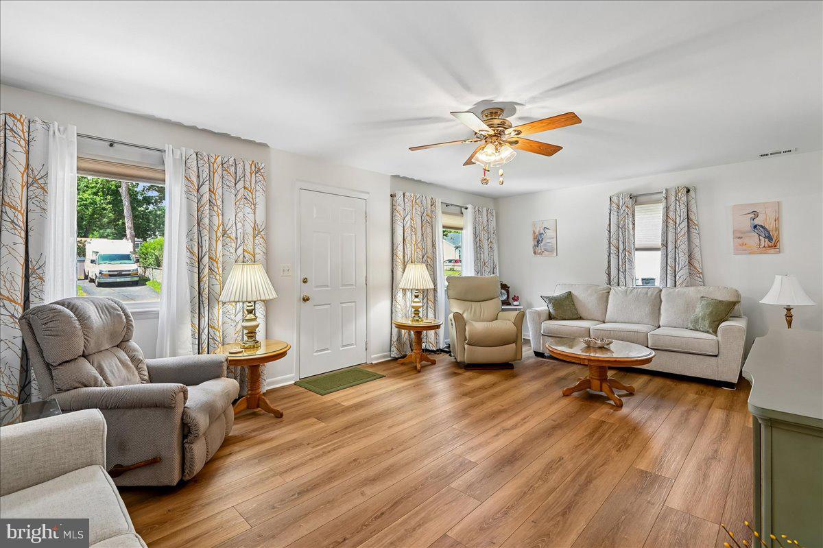1731 Tacoma Road Edgewater, MD 21037 - Photo 20 of 59 Bright and inviting living space.