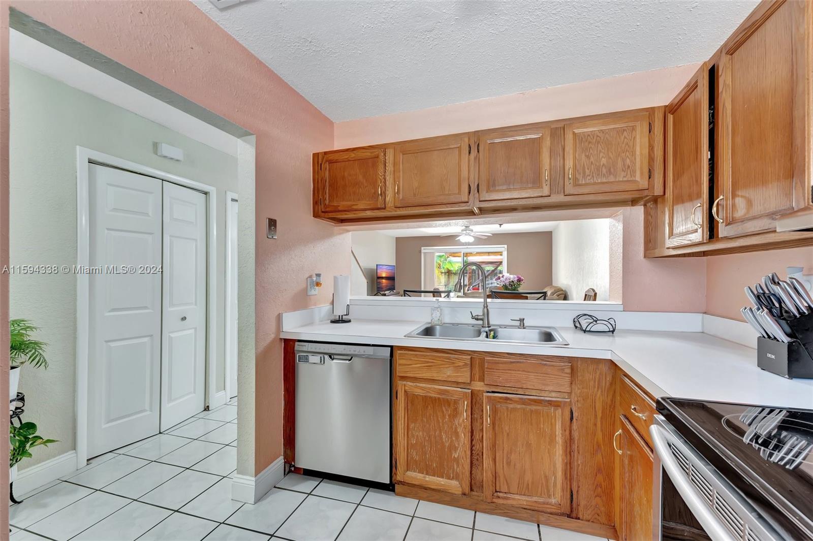 8319 Fairway Road Sunrise, FL 33351 - Photo 13 of 33 Gallery Image 13