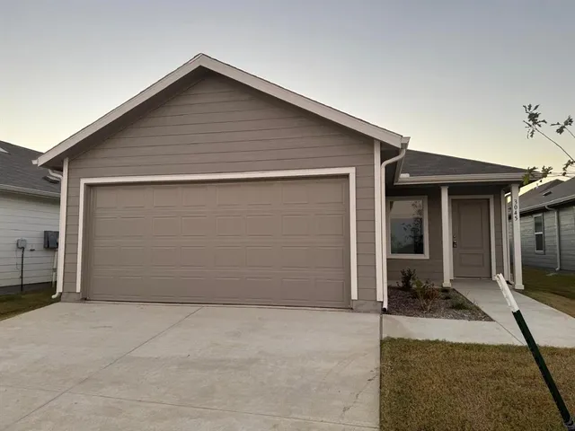 a view of garage yard