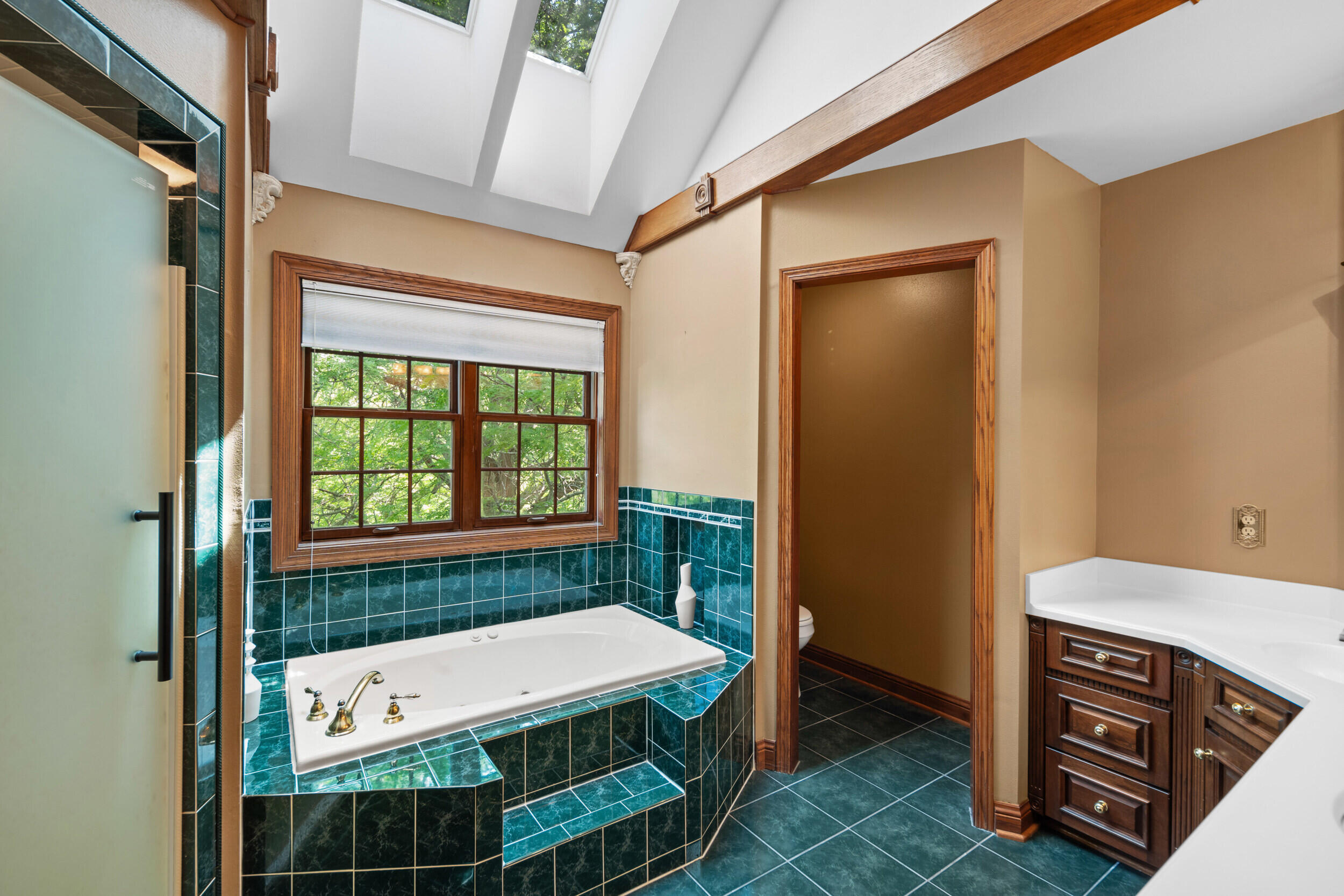 N27W5230 Hamilton Road Cedarburg, WI 53012 - Photo 47 of 67 Primary Full Bathroom