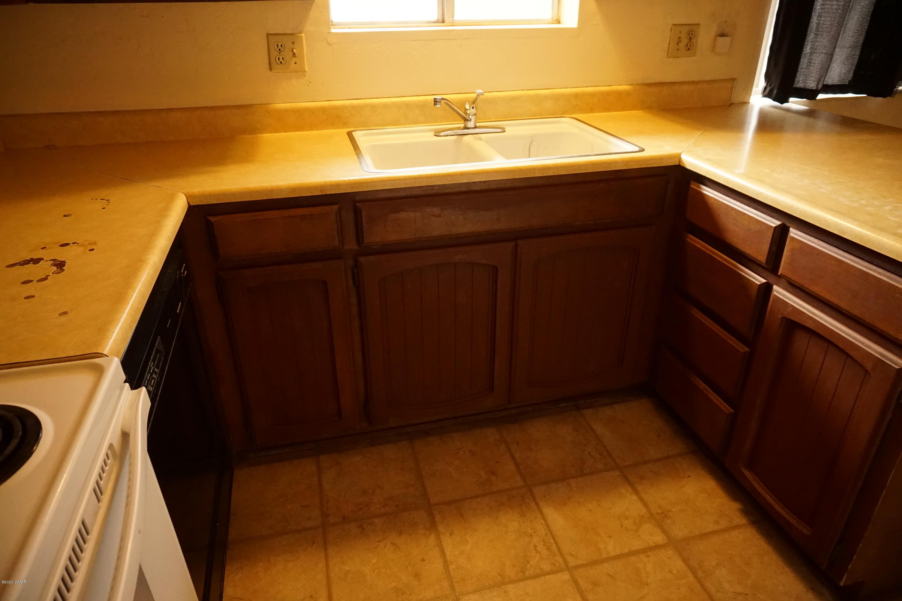1110 7th West St. Johns, AZ 85936 - Photo 13 of 34 a bathroom with a sink and a mirror