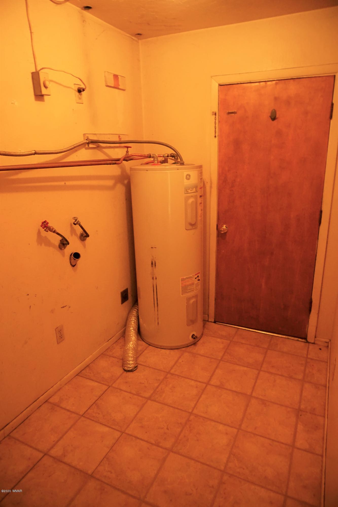 1110 7th West St. Johns, AZ 85936 - Photo 32 of 34 a bathroom with a shower