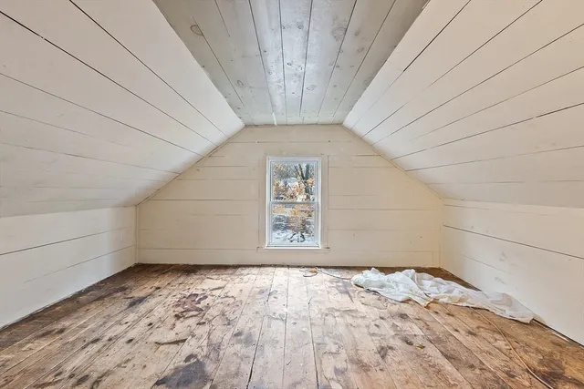 a view of empty room with window