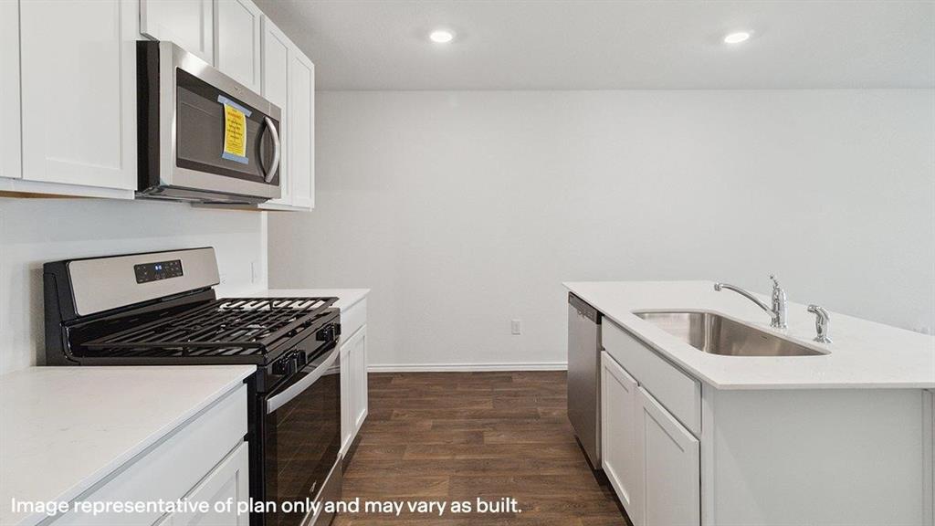 1704 Fawn Crk Drive Blue Ridge, TX 75424 - Photo 7 of 28 a kitchen that has a sink and a stove