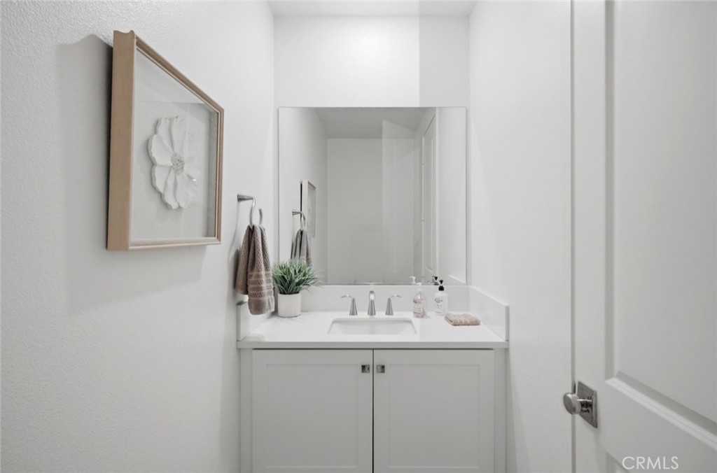 175 Sash Irvine, CA 92618 - Photo 9 of 34 Guest bathroom