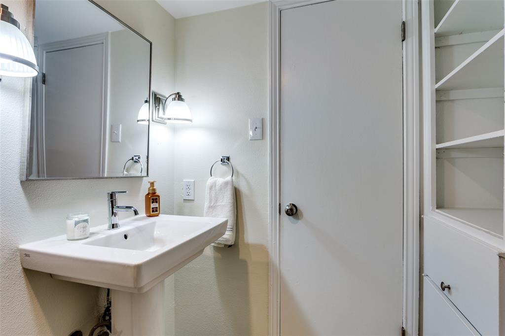 5844 Sandhurst Lane, Unit D Dallas, TX 75206 - Photo 27 of 31 a bathroom with a sink and a mirror