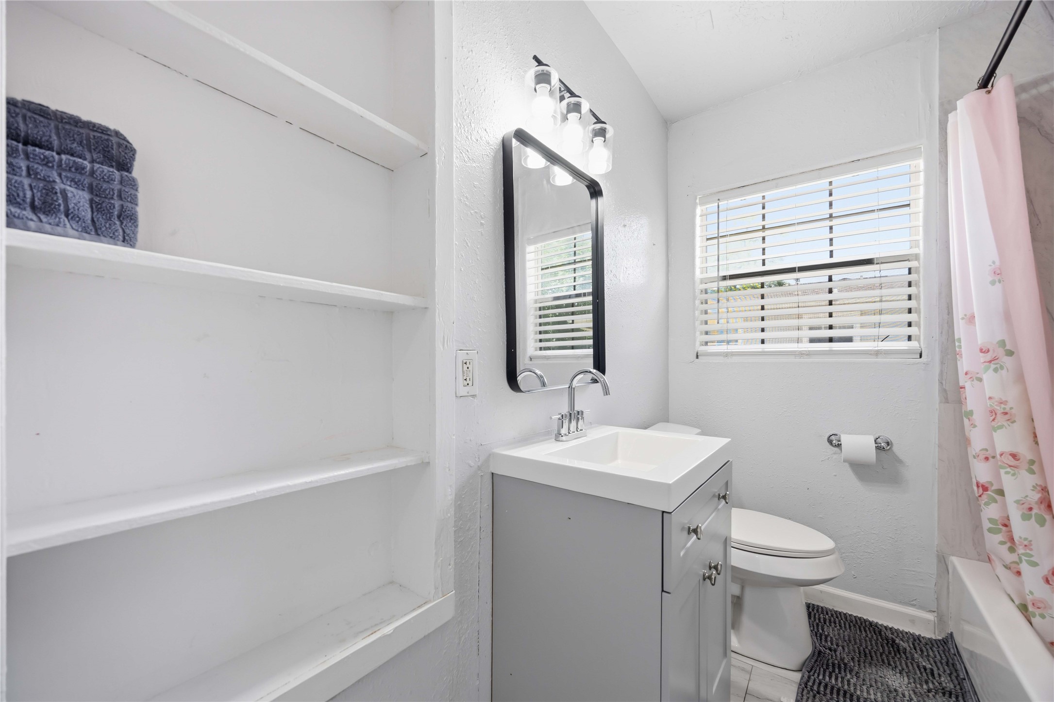 6726 Burkett Street Houston, TX 77021 - Photo 9 of 18 a bathroom with a sink a toilet and shower