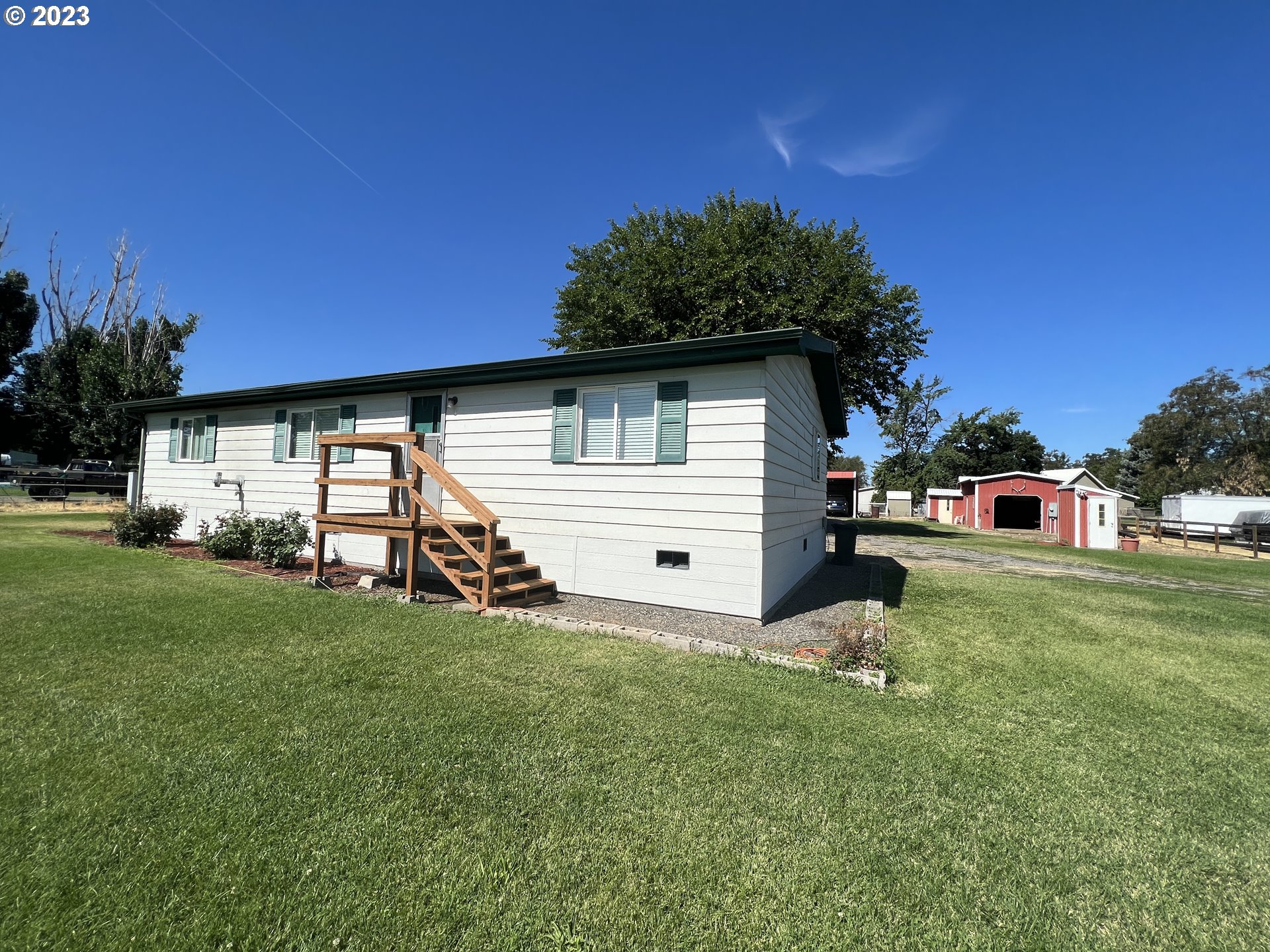 80204 South Edwards Road Hermiston, OR 97838 - Photo 1 of 27 a view of a backyard with a garden