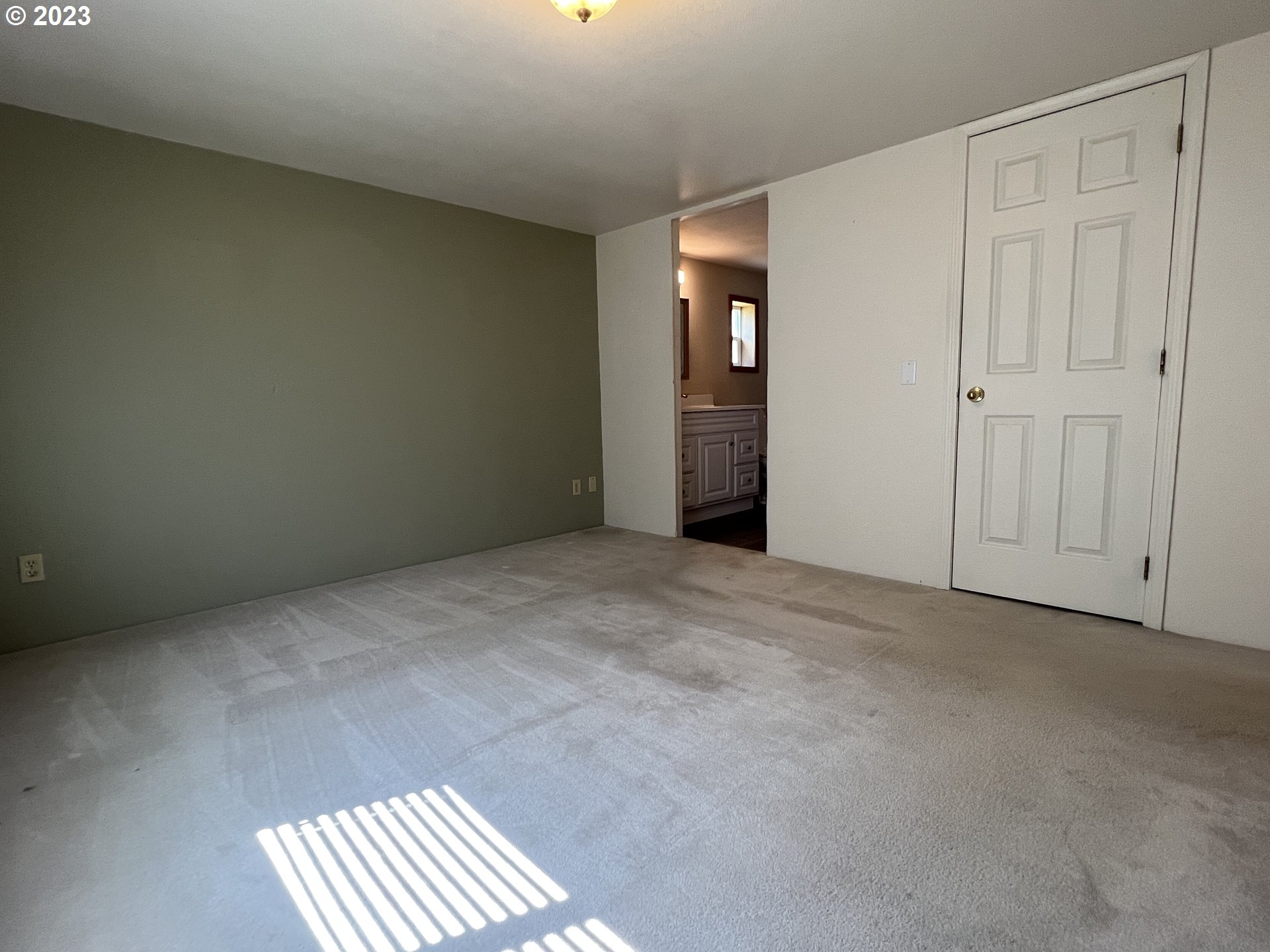 80204 South Edwards Road Hermiston, OR 97838 - Photo 22 of 27 an empty room with windows