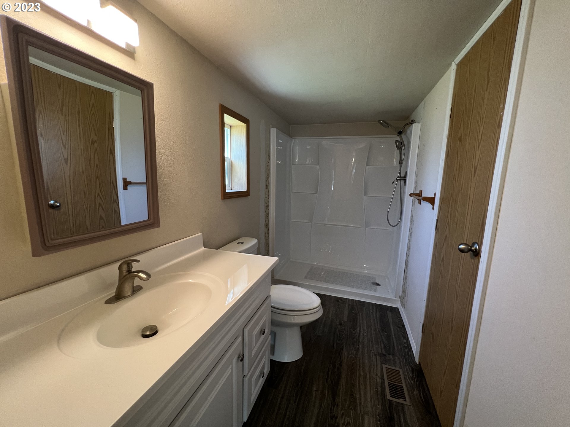80204 South Edwards Road Hermiston, OR 97838 - Photo 23 of 27 a bathroom with a sink a toilet a shower and a mirror