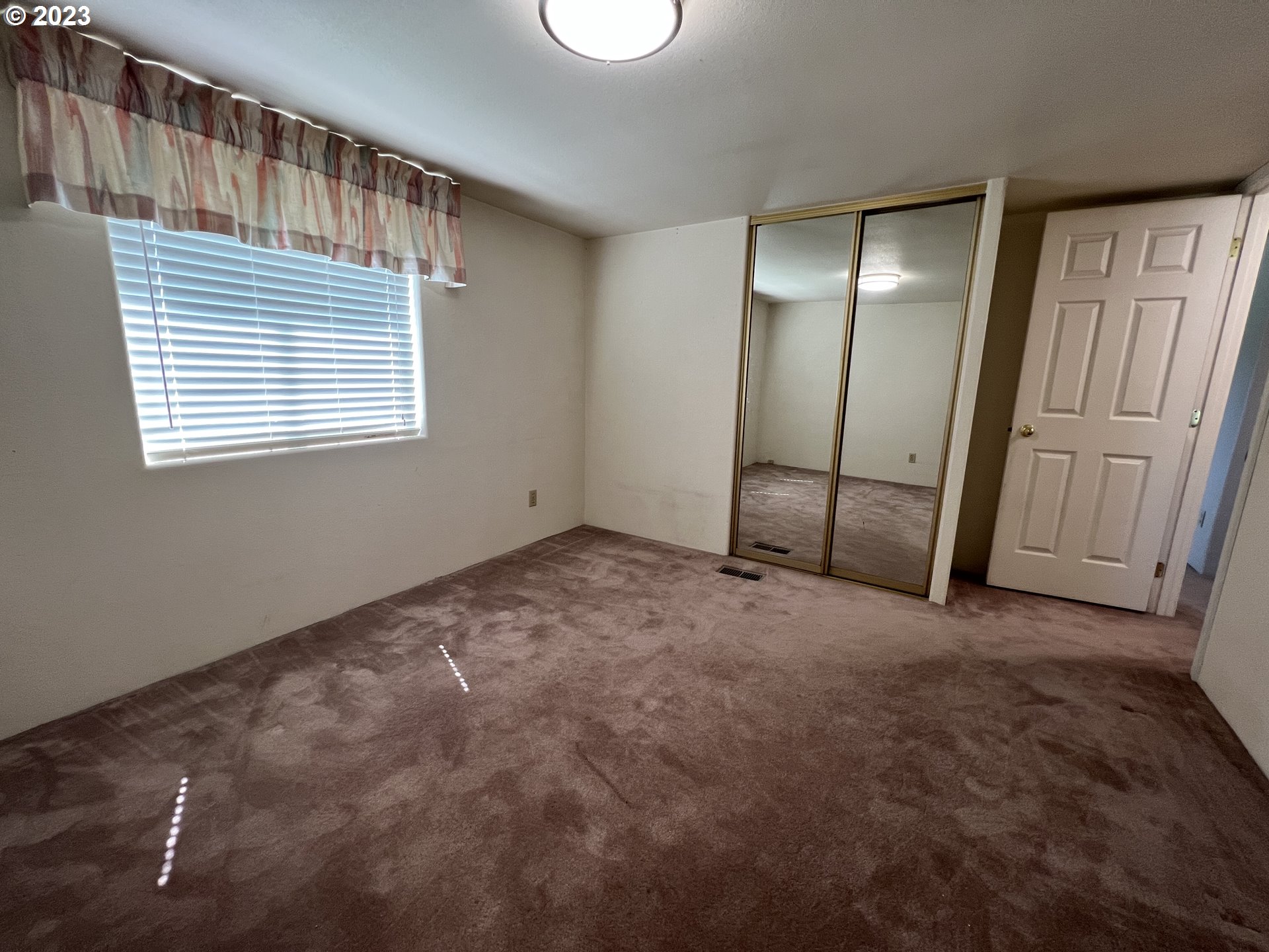 80204 South Edwards Road Hermiston, OR 97838 - Photo 24 of 27 a view of an empty room with a window