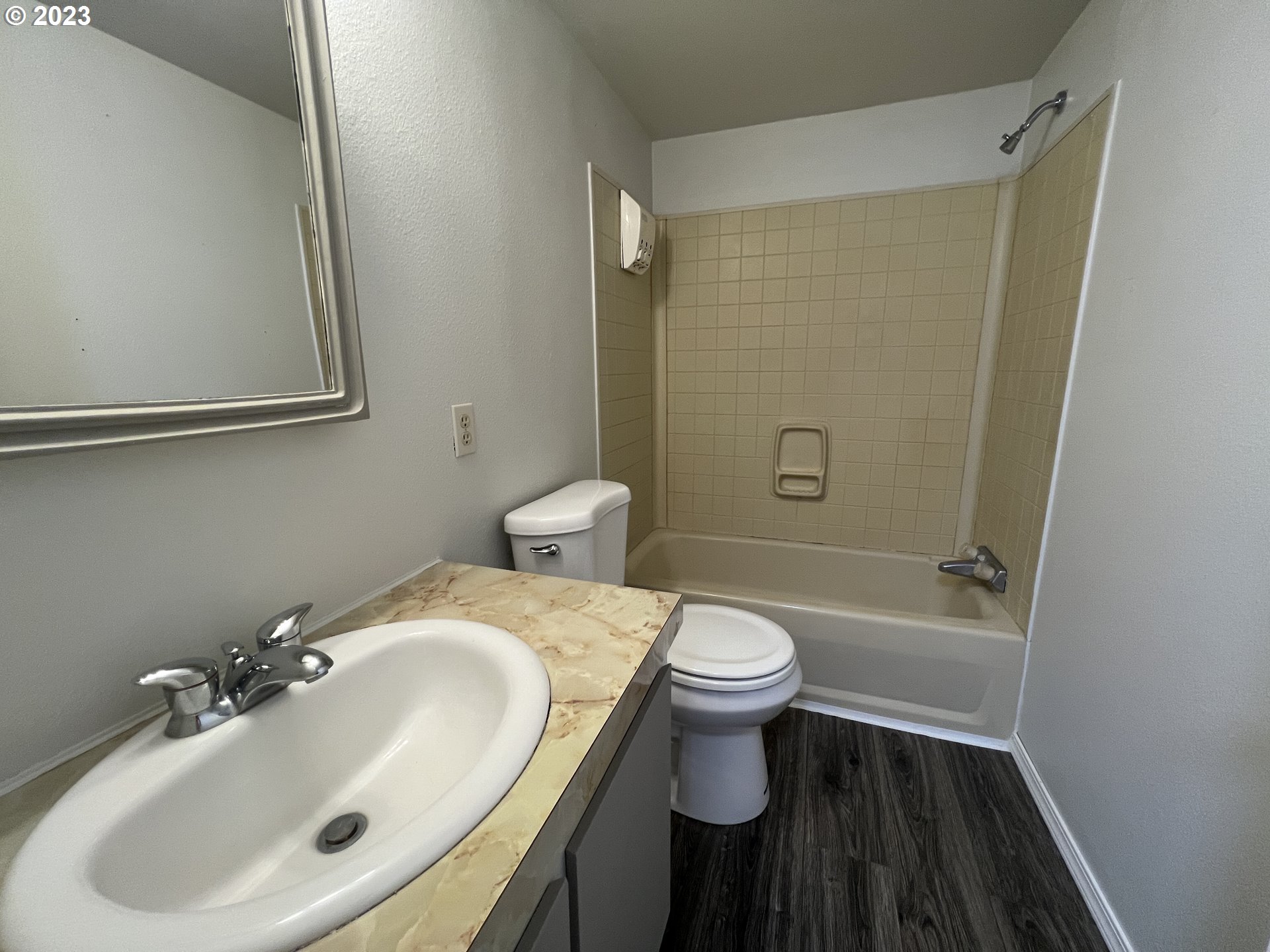 80204 South Edwards Road Hermiston, OR 97838 - Photo 26 of 27 a bathroom with a sink toilet and shower