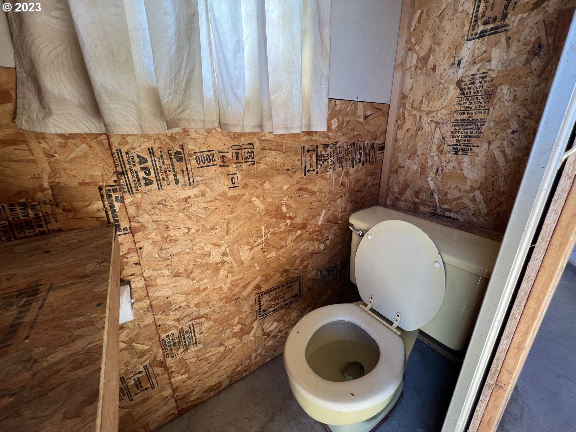 80204 South Edwards Road Hermiston, OR 97838 - Photo 9 of 27 a bathroom with a toilet and a sink