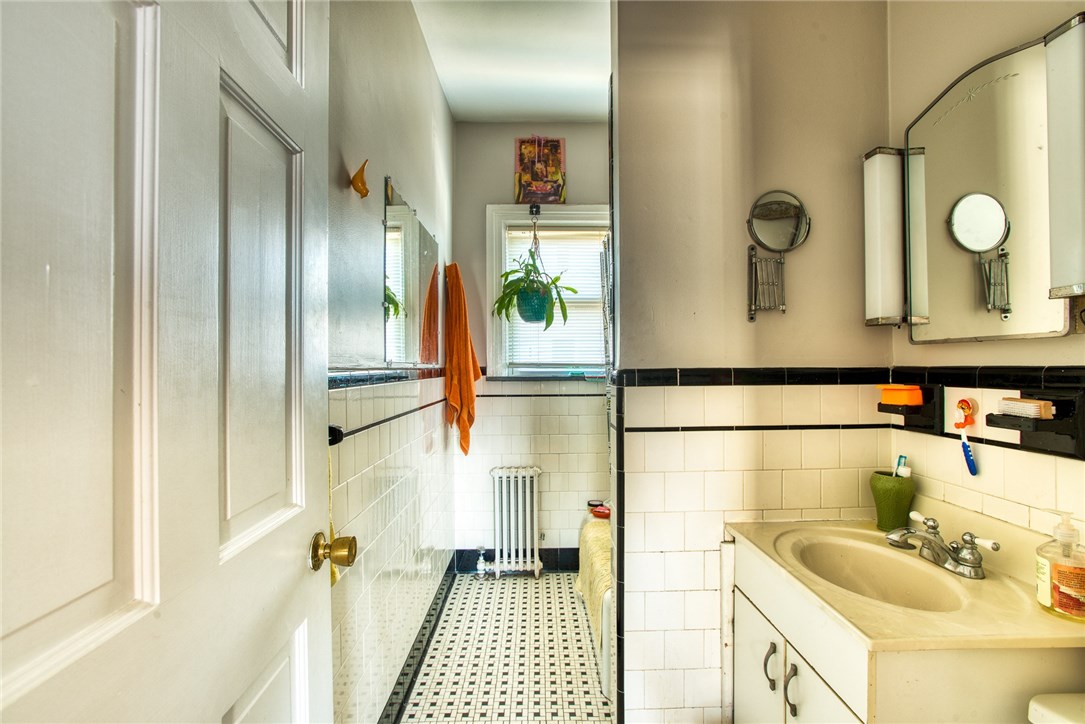 194 Rochambeau Avenue Providence, RI 02906 - Photo 15 of 28 3rd floor full bath