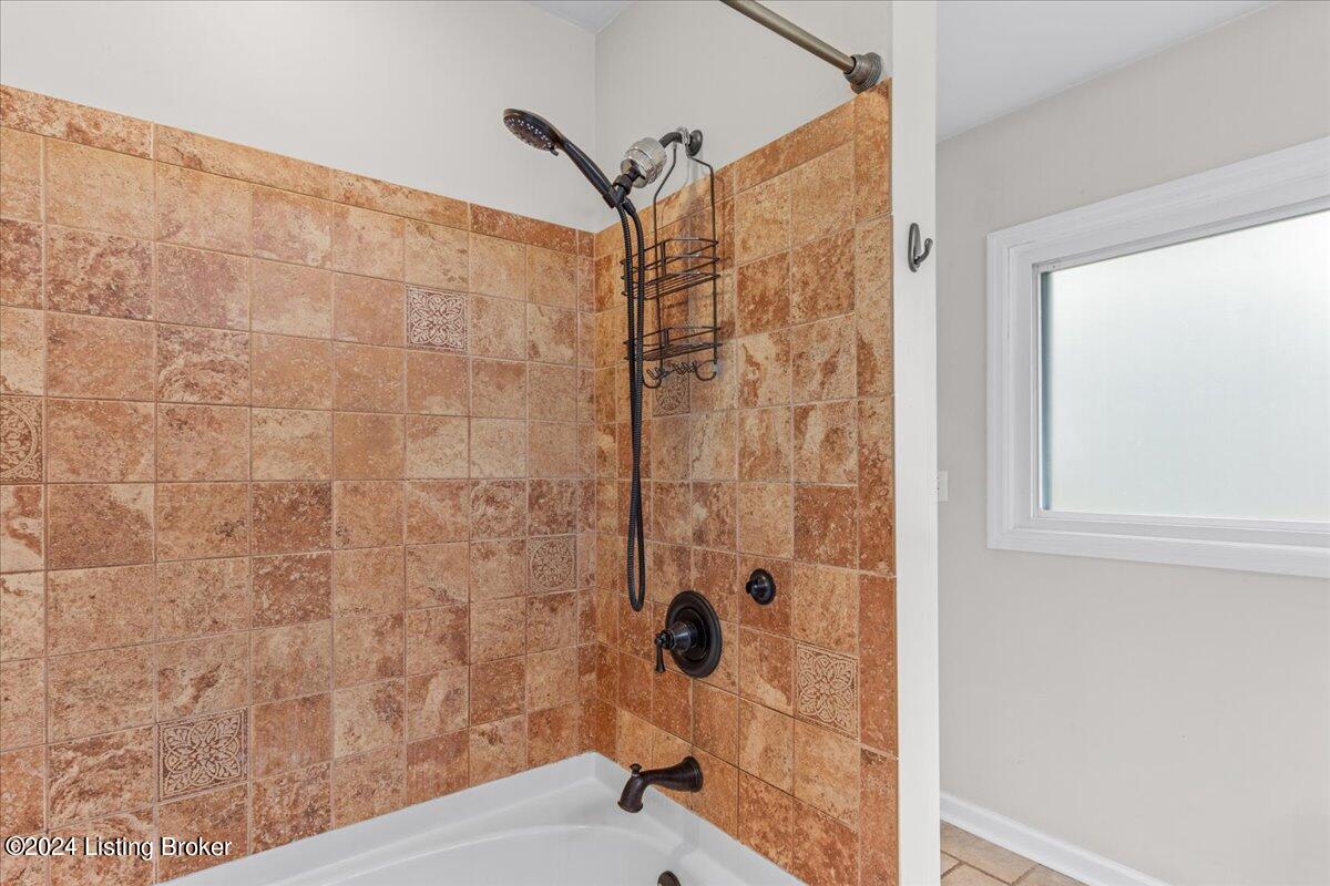 3737 Rouge Way Louisville, KY 40218 - Photo 20 of 46 19-696A2804